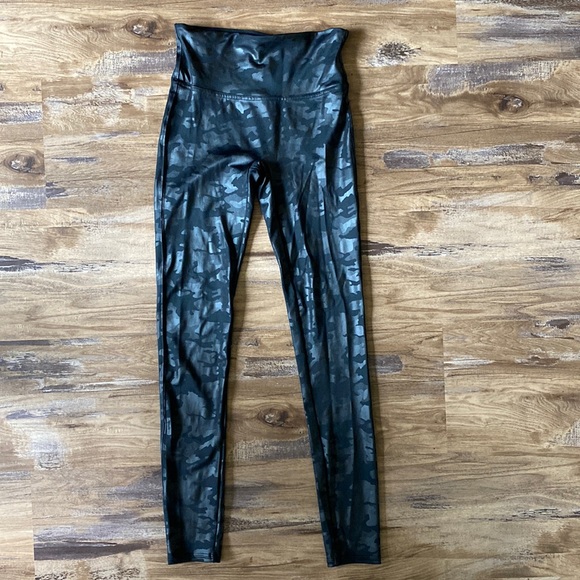 SPANX Pants - Spanx leggings size small black gray camouflage